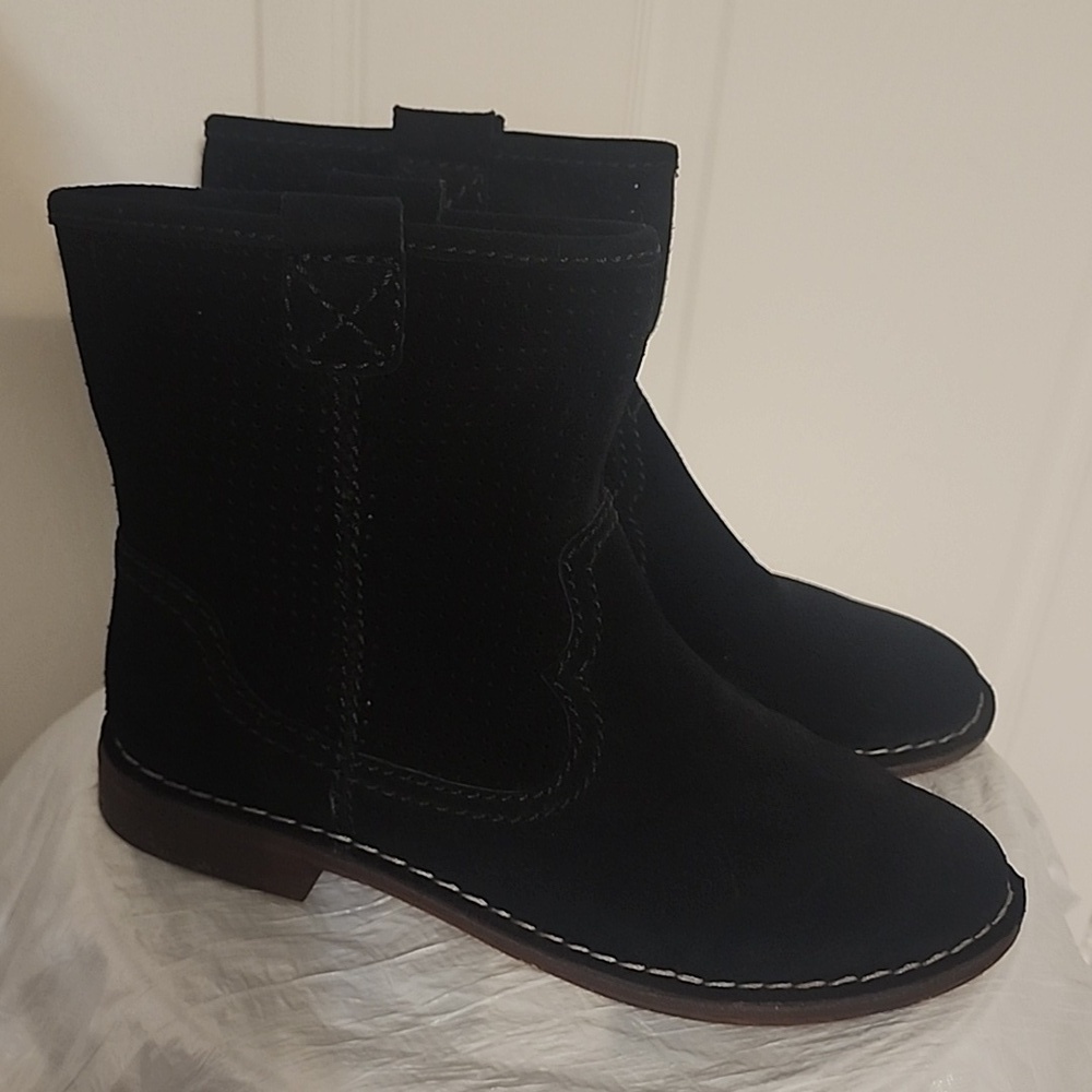 Clarks sz 9.5 black suede Somerset cowboy type boots 1/2" heel. Trendy , basic.